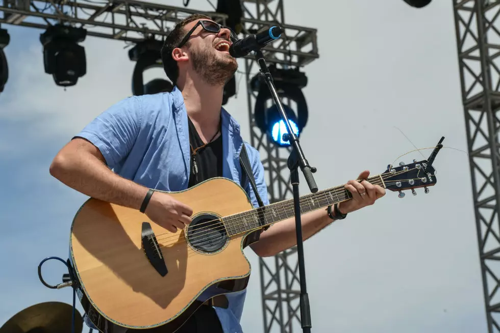 Jackson Michelson Rocks ’90s Covers, Sings About Selfies at Country Jam