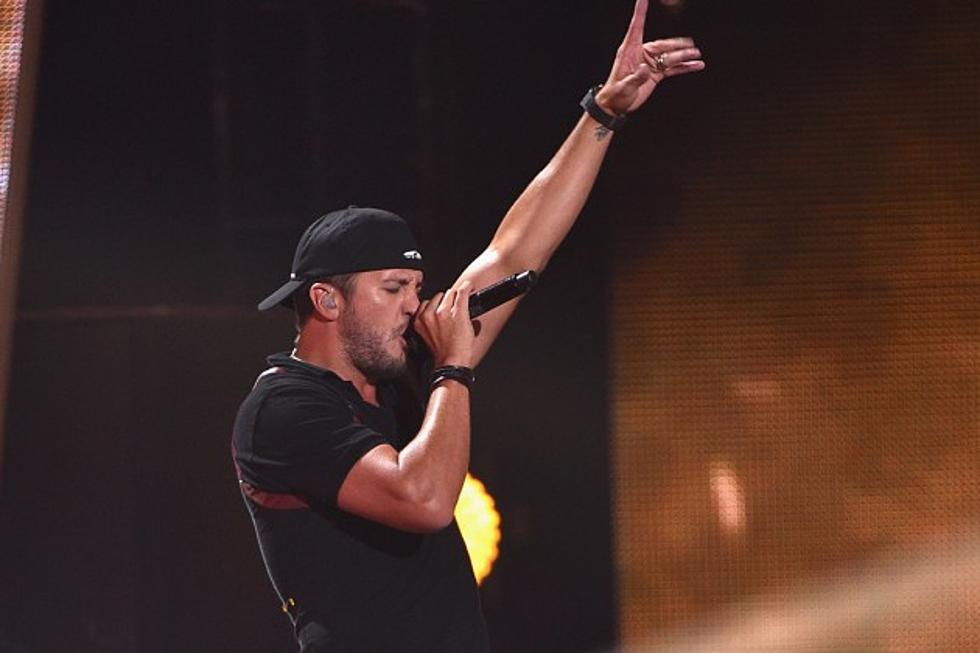 Luke Bryan Performs &#8216;Kick the Dust Up&#8217; at 2015 CMT Music Awards