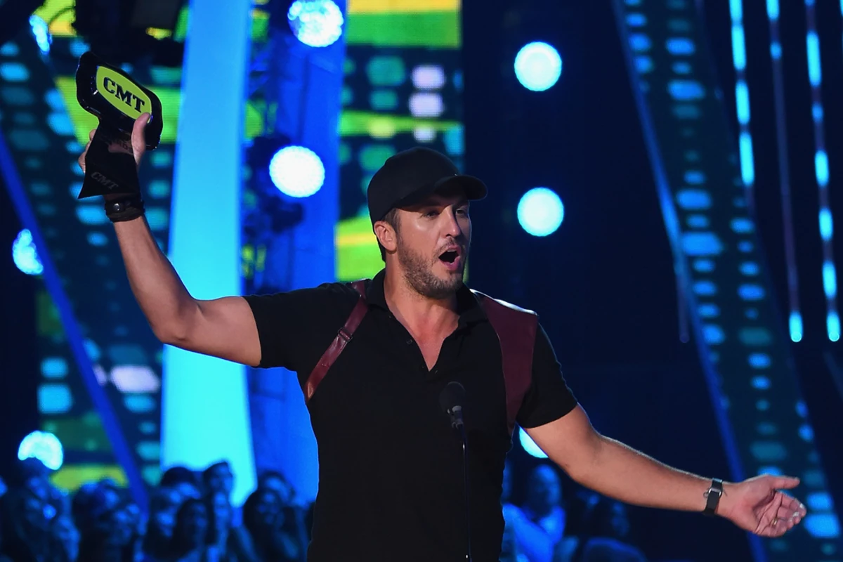 Luke Bryan Snags Male Video of the Year at 2015 CMT Awards