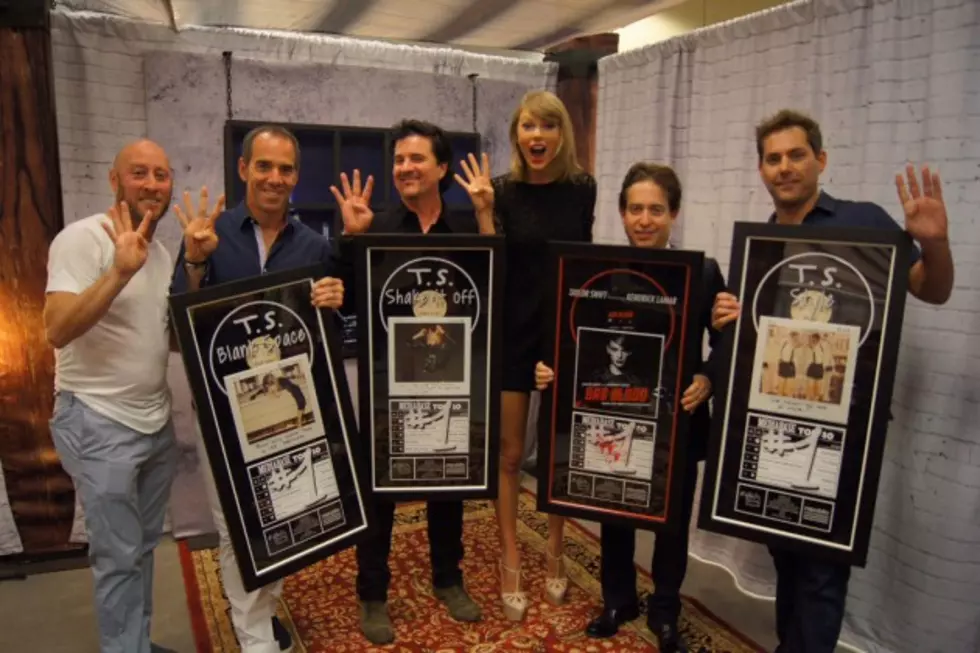 Taylor Swift Receives Four No. 1 Plaques From &#8216;1989&#8217;