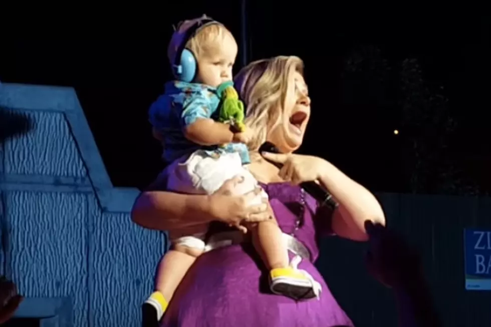 Kelly Clarkson Breaks Away to Hold Baby Mid-Song, and It’s the Cutest Ever [Watch]