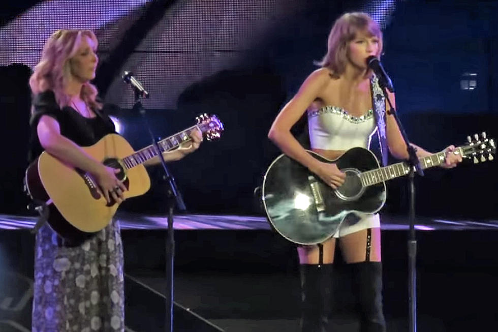 Taylor Swift and Lisa Kudrow Reprise 'Smelly Cat' 