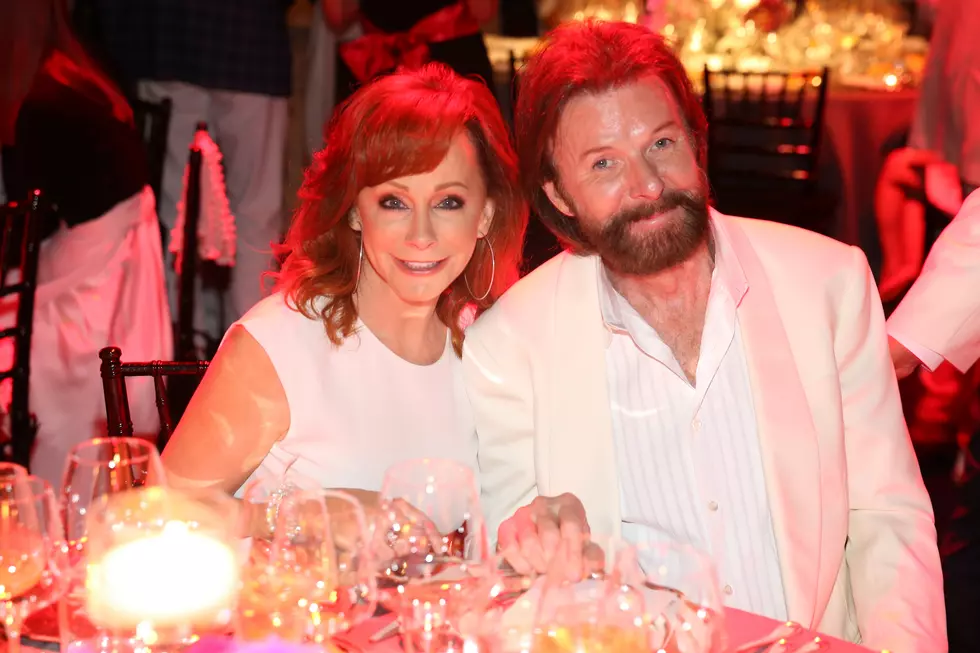 Reba McEntire Serenades Restaurant in Italy