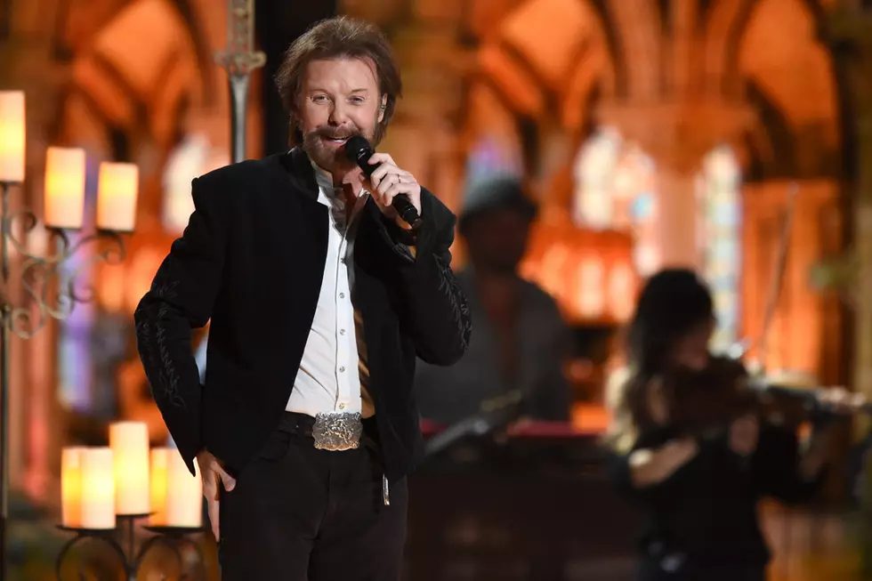 Ronnie Dunn Plays Photographer at Nashville Hockey Game