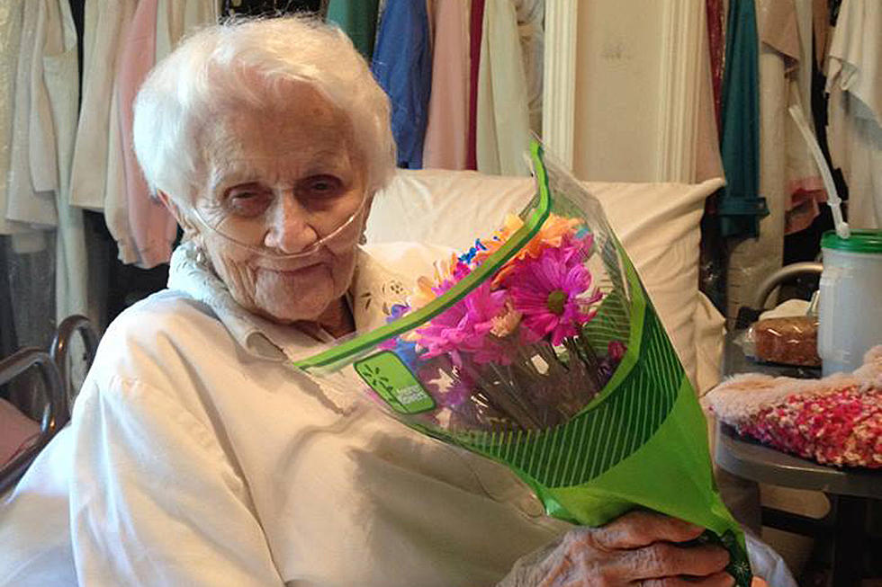 104-Year-Old Garth Brooks Fan Hopes Singer Can Make Her Dream Come True