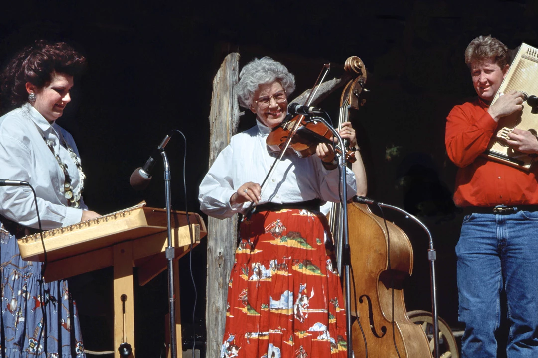 Old-Time Fiddler and Hee Haw Star Ramona Jones Dies