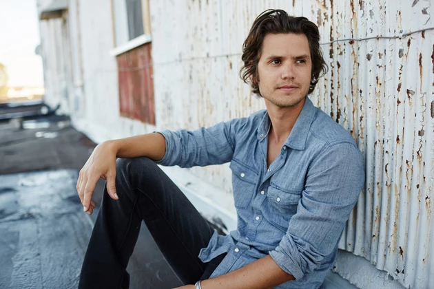 Steve Moakler Goes Back in Front of the Mic for &#8216;Suitcase&#8217;  [Exclusive Premiere]
