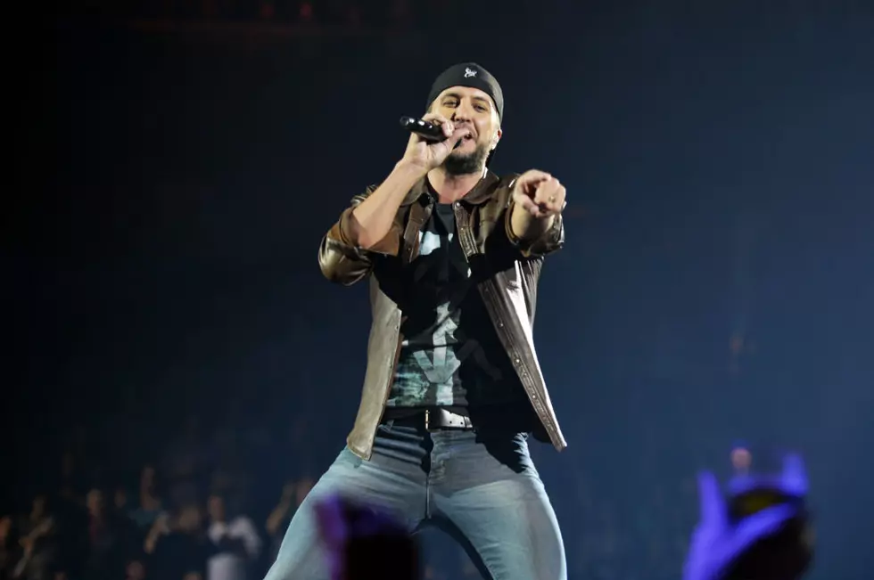 Luke Bryan Brings Dustin Lynch Along to &#8216;Kill the Lights&#8217; in Connecticut [Pictures]