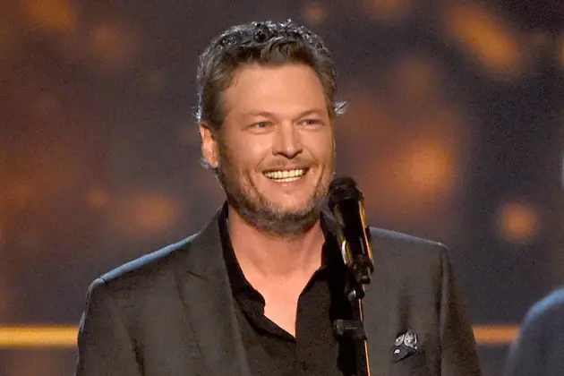 Blake Shelton Co-Hosts a Hawk Sunday Night