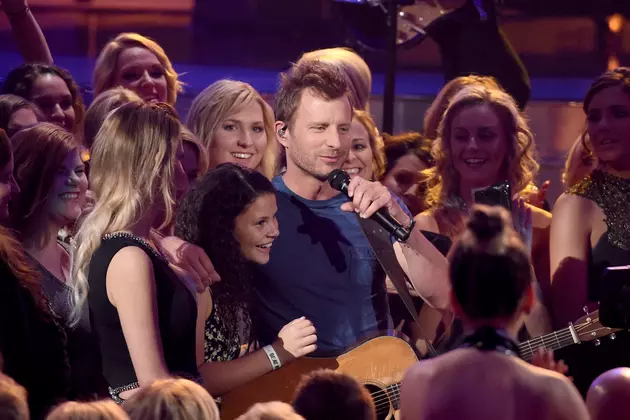 Dierks Bentley Goes &#8216;Somewhere on a Beach&#8217; at 2016 ACMs