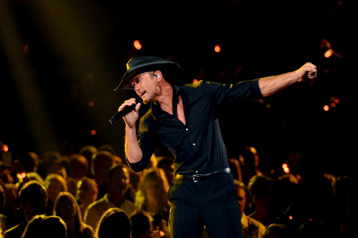 Tim McGraw Stuns 2016 ACM Awards With 'Humble and Kind'