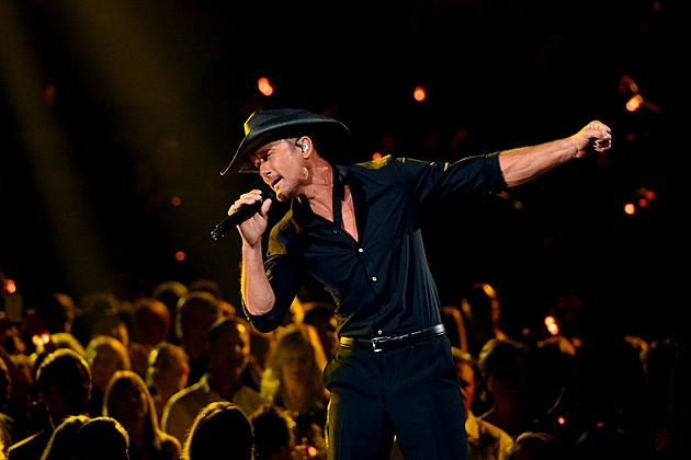 Tim McGraw Stuns 2016 ACM Awards With Powerful &#8216;Humble and Kind&#8217;