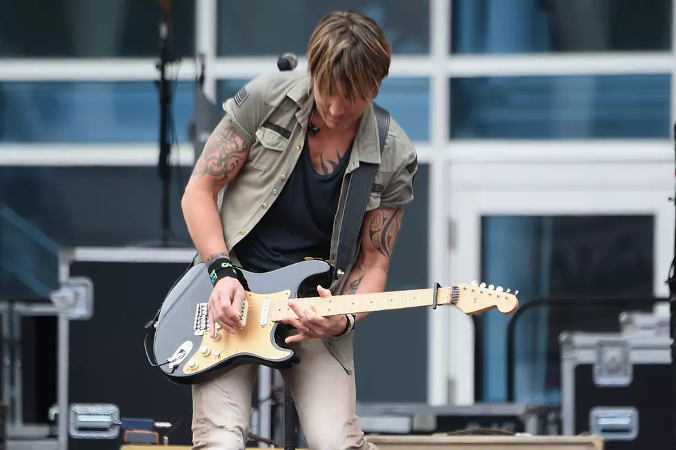 Keith Urban Plays a Power Lunch in Nashville [Pictures]