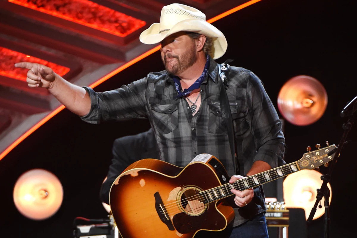 Toby Keith Salutes Merle Haggard at 2016 ACCAs