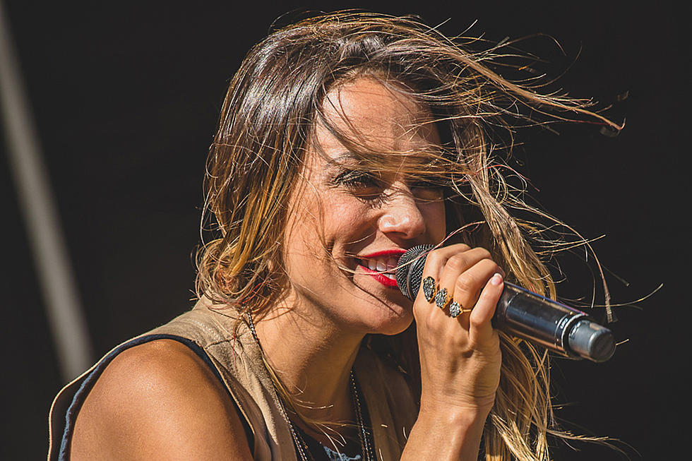 Jana Kramer Brings Sass to 2016 Taste of Country Music Festival