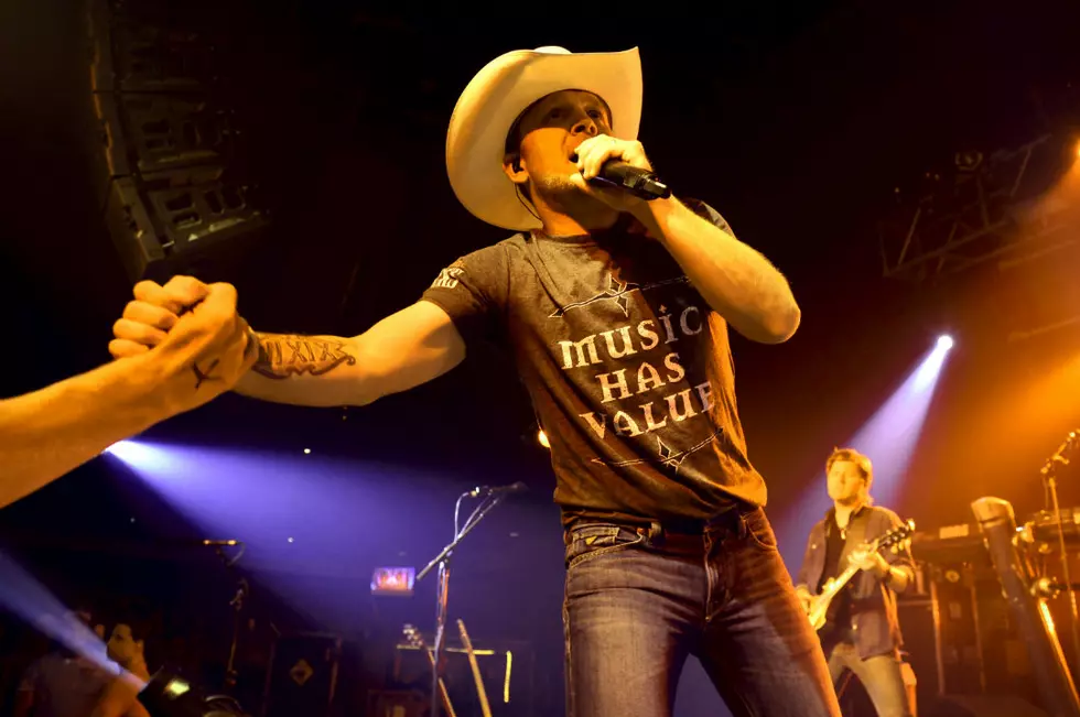 Justin Moore Gets Up Close With Fans at New Jersey’s Starland Ballroom [Pictures]