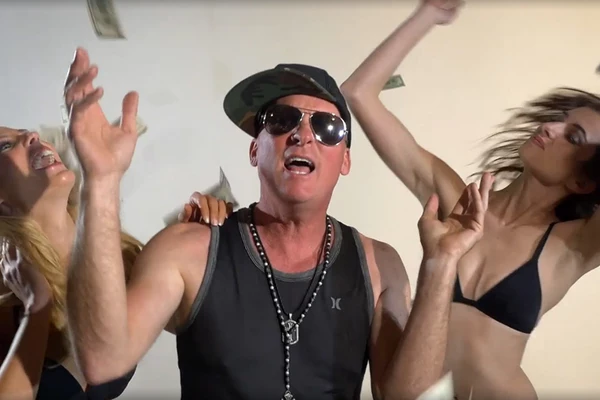 Kevin Fowler Spoofs Country Music in 'Sellout Song' Video