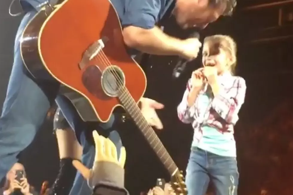 Blake Shelton Brings Adorable Little Girl Onstage During &#8216;Boys Round Here&#8217; [Watch]