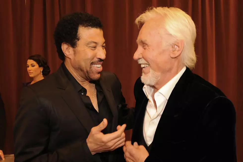 Lionel Richie Sings &#8220;Lady&#8221; Tribute to Kenny Rogers During Grammys