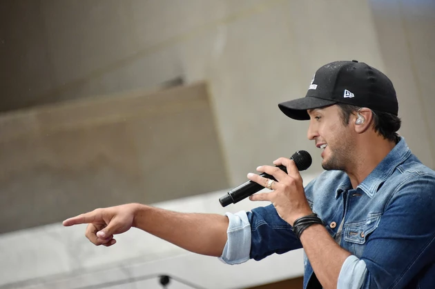 Luke Bryan&#8217;s &#8216;Here&#8217;s to the Farmer&#8217; EP Debuts at No. 1