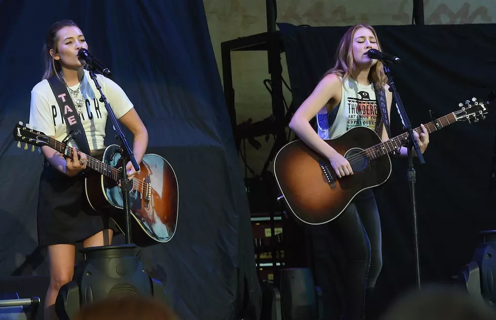 Maddie & Tae Debut New Song, ‘Mirror, Mirror,’ in Concert [Watch]
