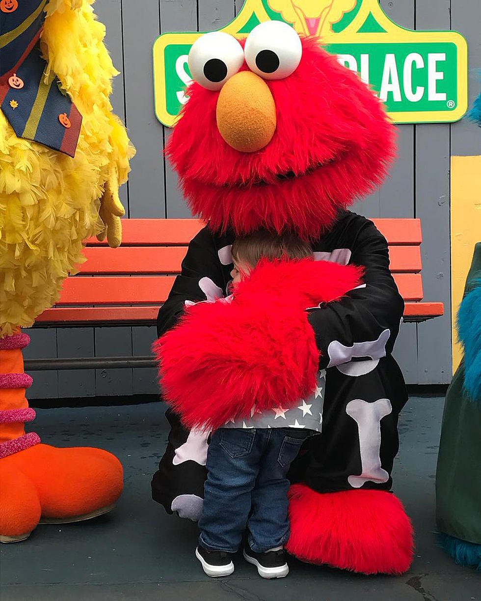 Elmo Hosts Bedtime TV Show For Kids