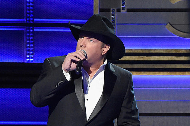 Garth Brooks Crowned Entertainer of the Year at 50th Annual CMA Awards