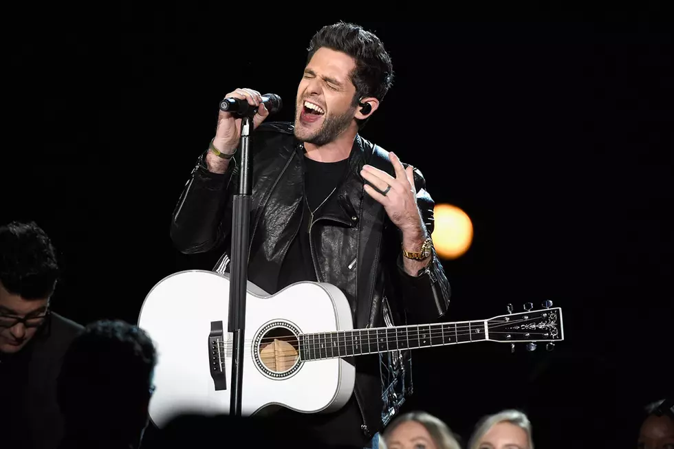 Thomas Rhett Performs &#8216;Die a Happy Man&#8217; on 2016 CMA Awards Broadcast