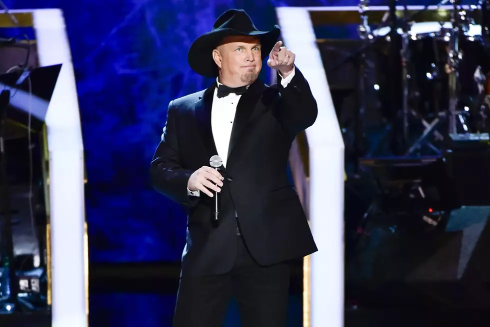 Garth Brooks Breaks Down During &#8216;Shower the People&#8217; at 2016 Kennedy Center Honors [Watch]