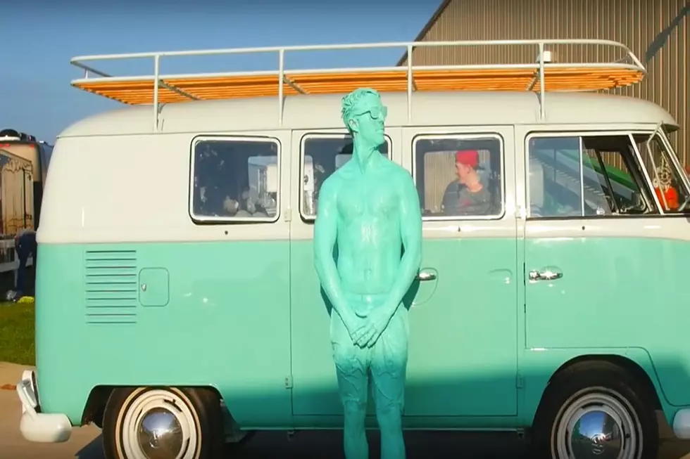 Jake Owen Gets Help From Ryan Hurd in Hilarious ‘Seafoam Green’ Video [Watch]