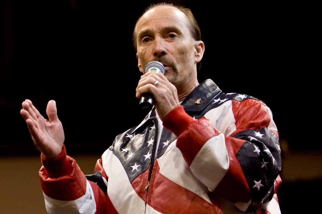 Lee Greenwood Announces 2022 40 Years of Hits Tour WKKY Country 104.7