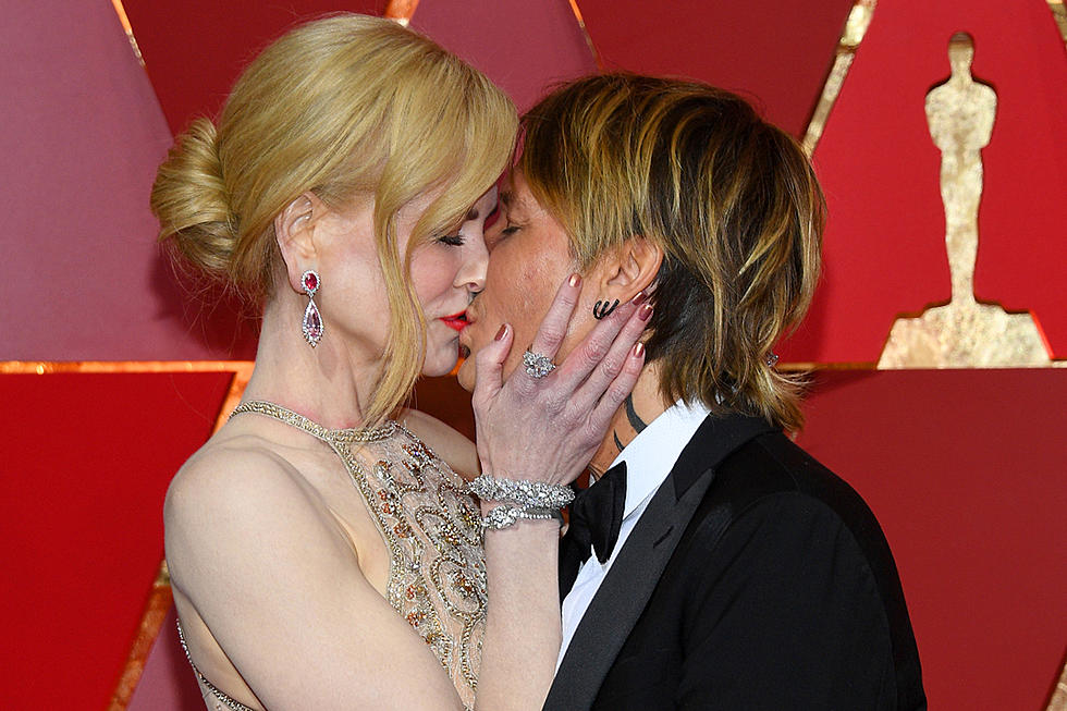 Keith Urban, Nicole Kidman Caught Kissing on the 2017 Oscars Red Carpet [Pictures]