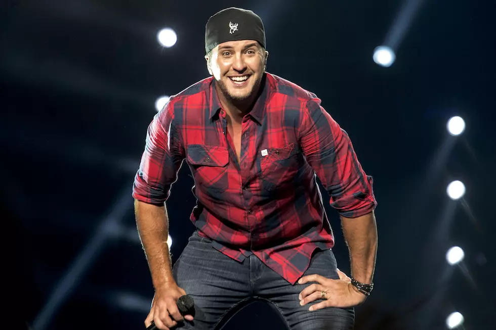 Luke Bryan Gets Fan’s Phone and Starts Reading Her Text Messages [Watch]