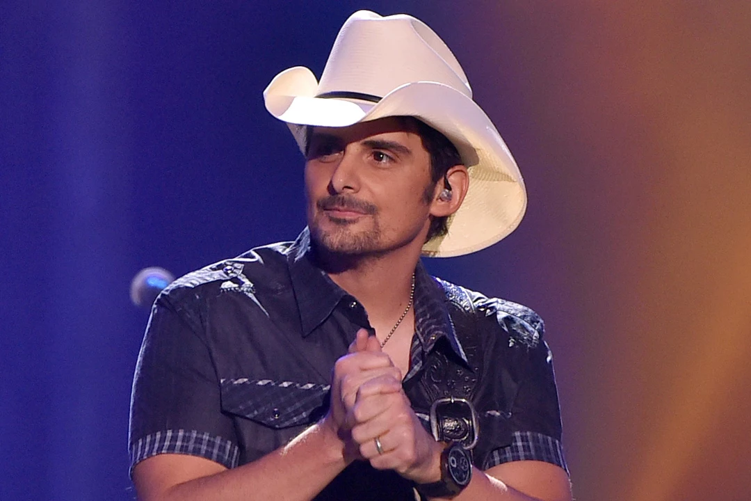 Brad Paisley catches Browns practice