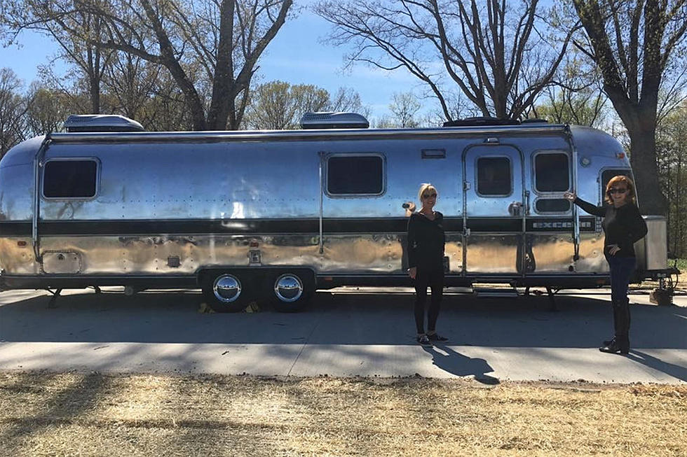Ronnie Dunn Renovates Airstream for Reba McEntire, Sets Up Perfect Reality Show Plot