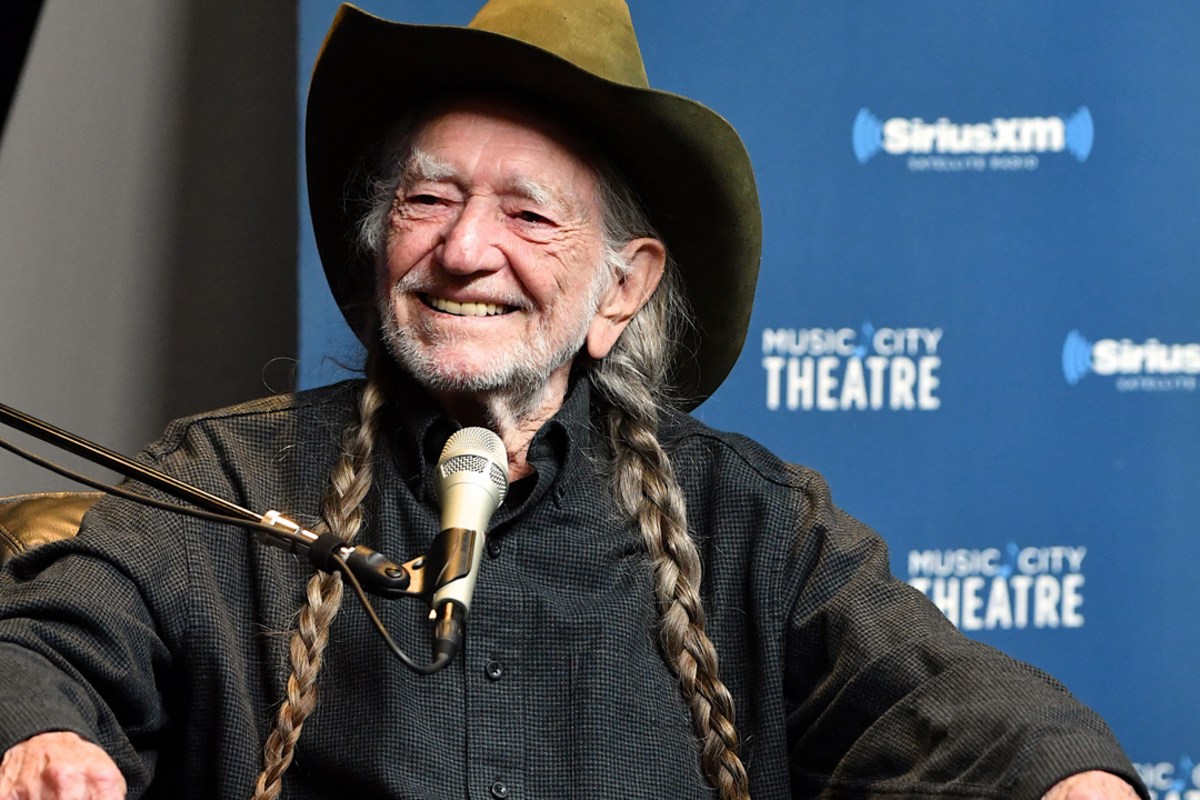 Willie Nelson Lets Fans Know He's 'Still Not Dead'