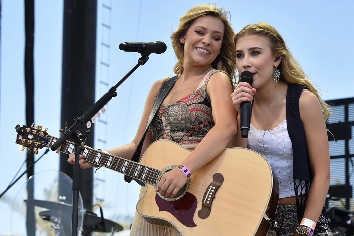Maddie & Tae Move on From a Breakup in 'Bathroom Floor'