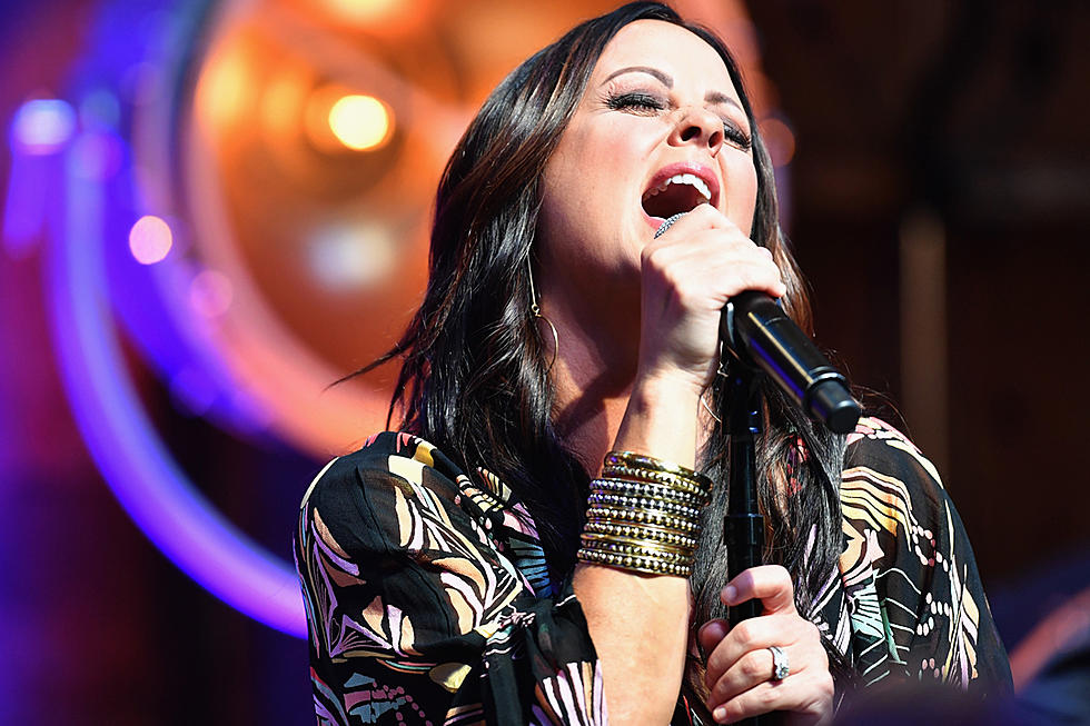 Sara Evans Releases Signature Wine to Benefit CMA Foundation