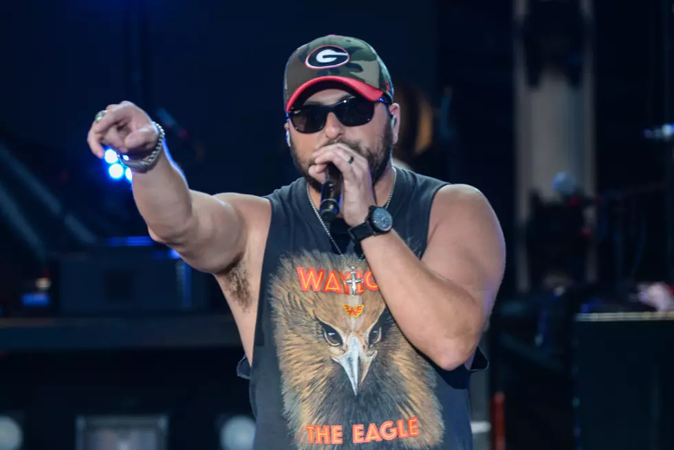Tyler Farr Riles Up the Crowd at 2017 Taste of Country Music Festival [Pictures]
