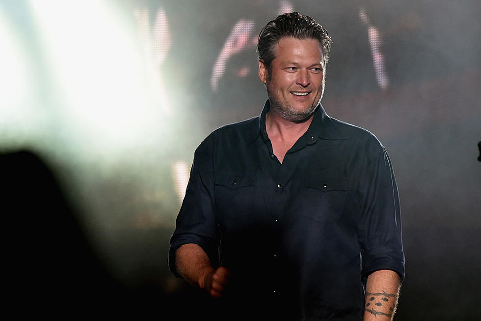 Cannonball! Blake Shelton Cools Off With Gwen Stefani’s Son [Watch]
