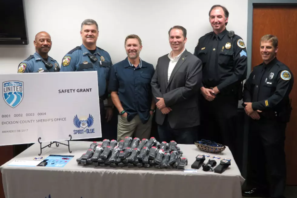 Craig Morgan Presents Grant to Former Sheriff's Office 