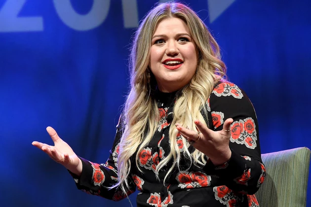 Kelly Clarkson Proves Her Mettle by Singing a Hit Backwards