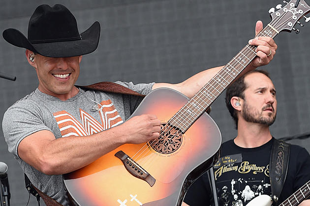 Aaron Watson Gets in the Holiday Spirit Early With &#8216;An Aaron Watson Family Christmas&#8217;