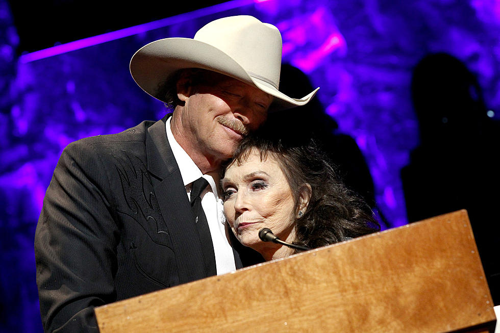 Loretta Lynn Tributes Alan Jackson During Surprise Hall of Fame Appearance