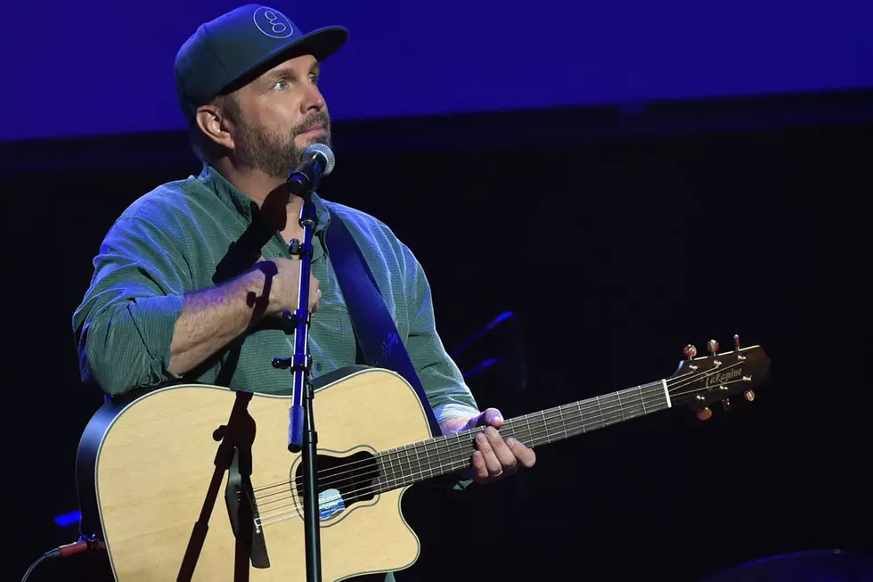 Garth Brooks Puts on ‘For Vegas’ T-Shirt for Indianapolis Concert