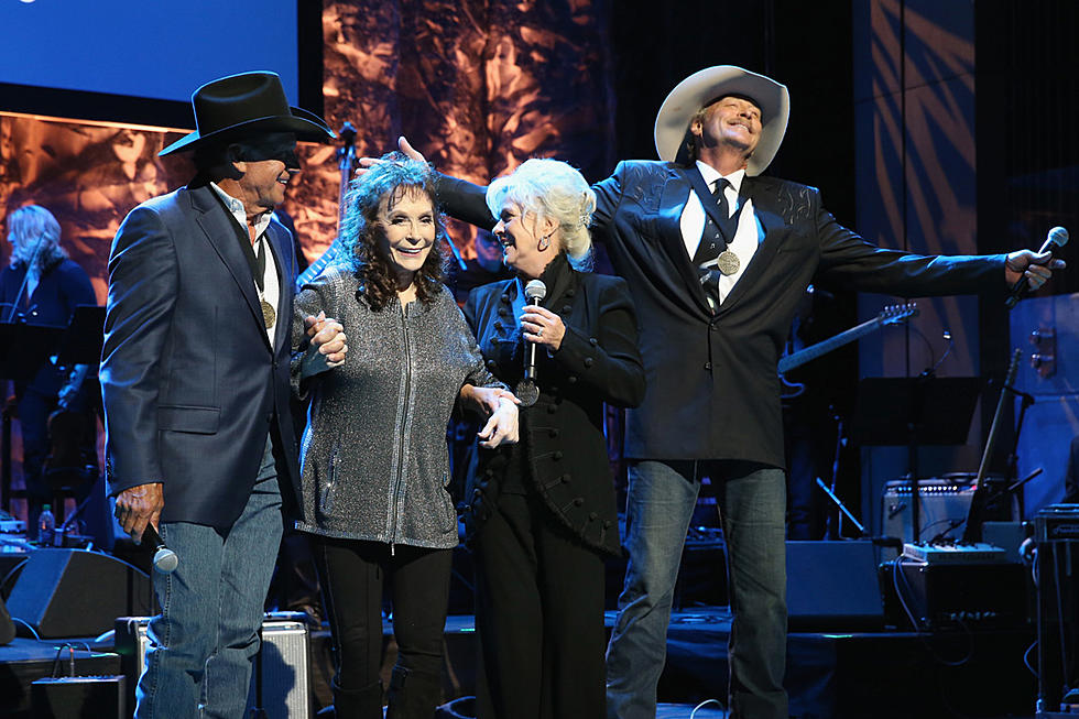 Loretta Lynn, George Strait + WOW This Hall of Fame Performance!