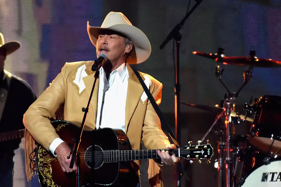Alan Jackson Takes Fans Back With Classic Hits at 2017 CMAs