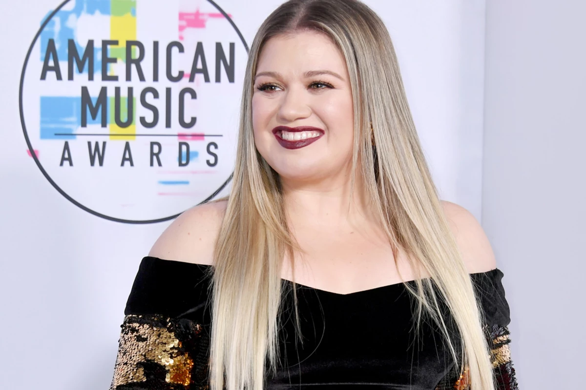 See Pictures of Kelly Clarkson and Her Daughters at the 2017 AMAs