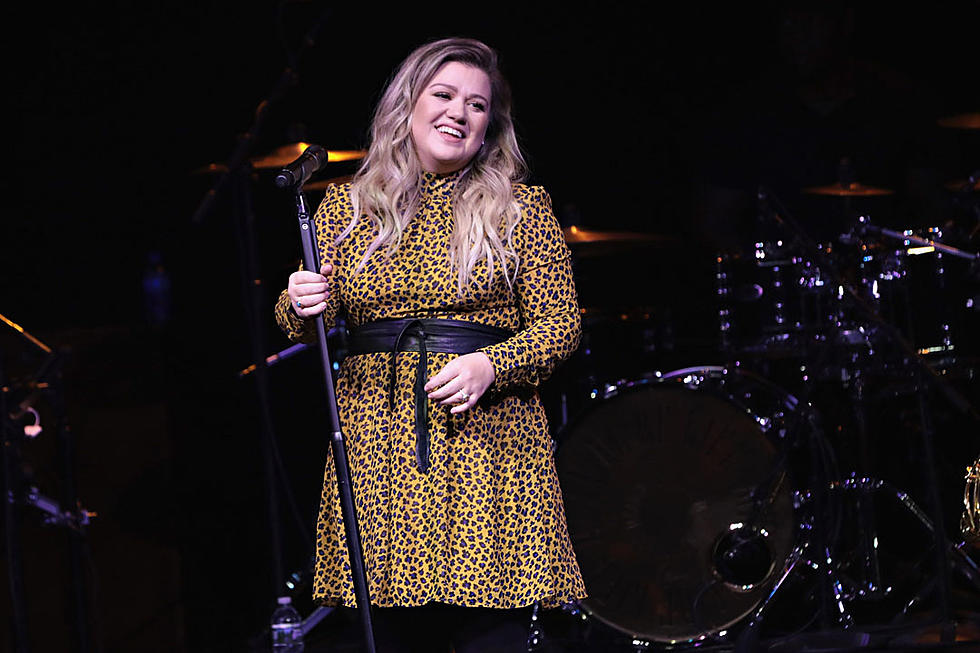 &#8216;The Voice': Kelly Clarkson Performs New Single &#8216;Medicine&#8217;