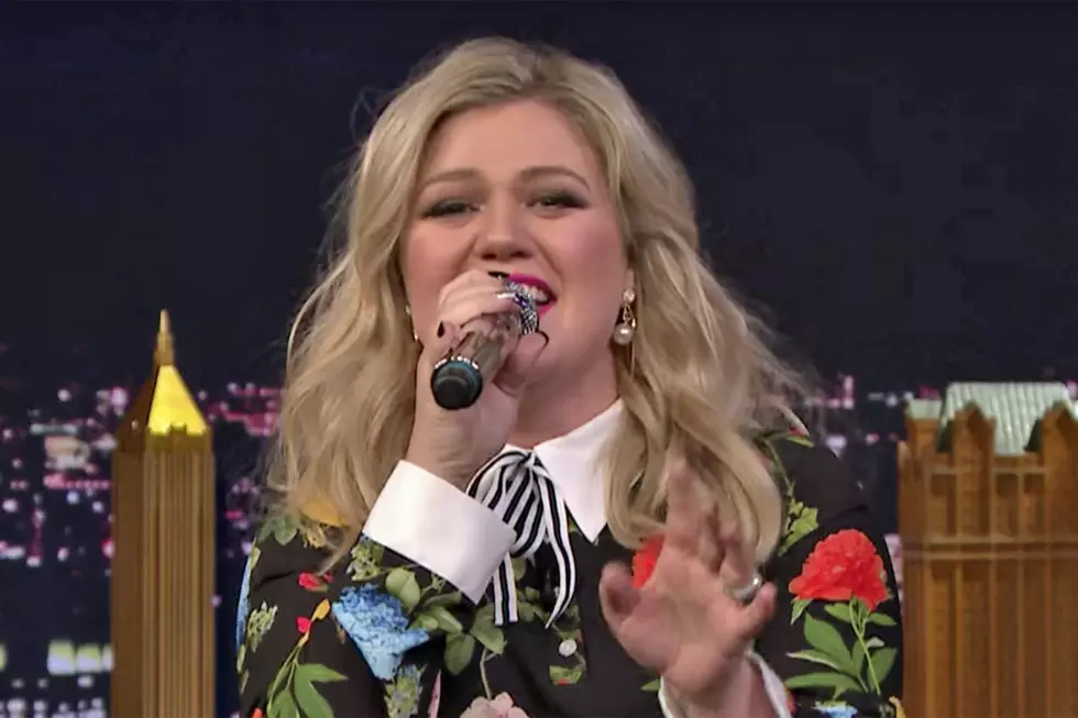 Kelly Clarkson Sings Google-Translated Hits and Can&#8217;t Stop Laughing [Watch]